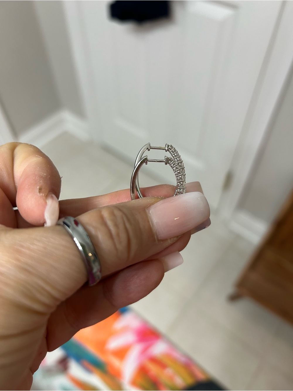 14k white gold loop earrings - Picture 2 of 3